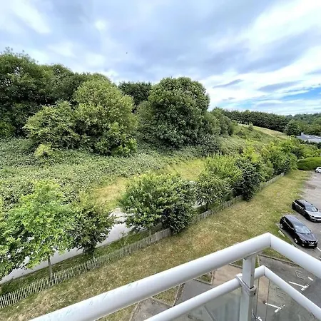 Avec Parking Prive - Proche Village Et - דירה *