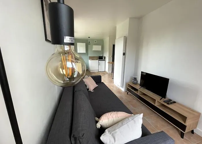 Avec Parking Prive - Proche Village Et - *